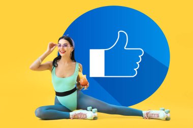 Patenli güzel genç bir kadın kokteyl içiyor ve sarı arka planda büyük bir ThUMB-UP işareti var.