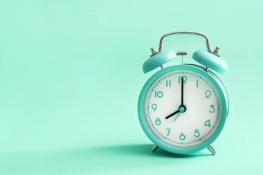 Mavi arkaplanda klasik alarm saati