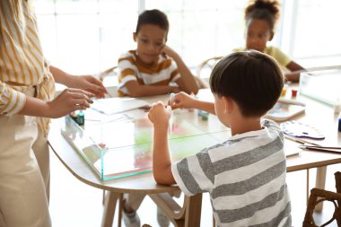 Ebru 'nun resim atölyesindeki küçük çocuk.