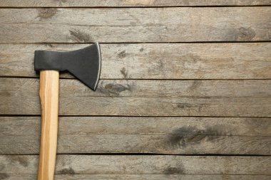 Tahta arka planda eksen, üst görünüm