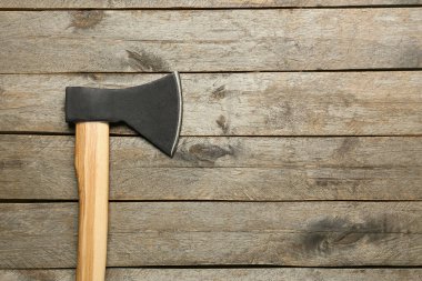 Tahta arka planda eksen, üst görünüm