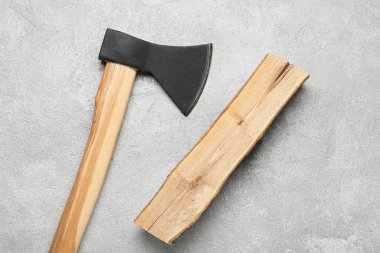 Arka planda yakacak odunu olan balta.