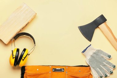 Sarı arkaplanda marangoz aletinden yapılmış çerçeve