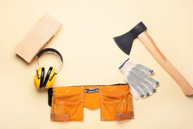 Sarı arkaplanda marangoz aletinden yapılmış çerçeve