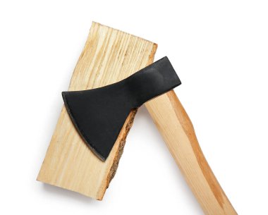 Beyaz arka planda yakacak odunu olan balta, yakın plan.