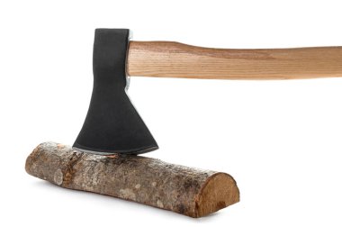 Beyaz arka planda yakacak odunu olan keskin balta