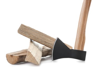 Beyaz arka planda yakacak odunu olan keskin balta