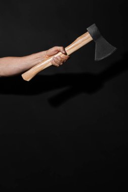 Siyah arka planda baltalı adam