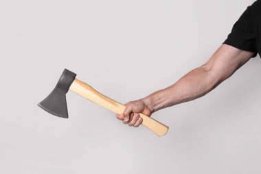 Gri arka planda baltalı adam