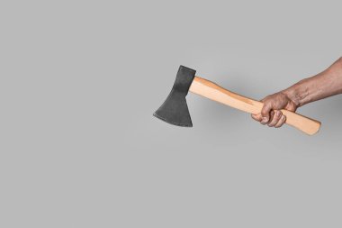 Gri arka planda baltalı adam