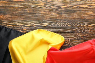 Ahşap arka planda Belçika bayrağı