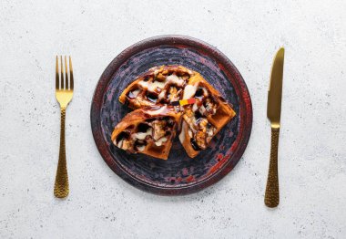 Lezzetli Belçika waffle tabağı, arka planda küçük bayrak ve çatal bıçak takımı.