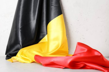 Işık duvarının yanında Belçika bayrağı