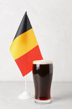 Belçika bayrağı ve arka planda bir bardak bira
