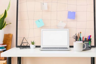 Modern dizüstü bilgisayar ve bardak, masada içki.