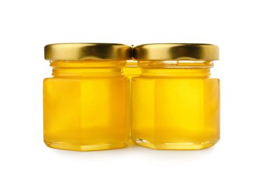 Beyaz arka planda lezzetli ballı kavanozlar