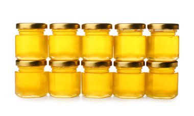 Beyaz arka planda izole edilmiş lezzetli ballı kavanozlar