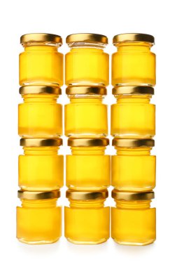 Beyaz arka planda izole edilmiş lezzetli ballı kavanozlar