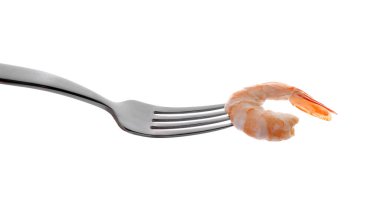 Beyaz arka planda izole edilmiş lezzetli karides kuyruklu çatal.