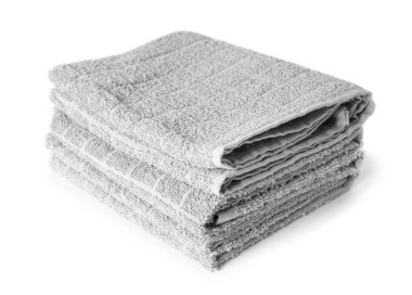 Beyaz arkaplanda yumuşak havlu yığını