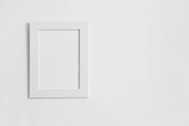 Beyaz duvarda boş fotoğraf çerçevesi