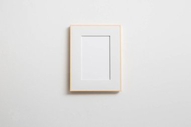 Beyaz duvarda boş fotoğraf çerçevesi