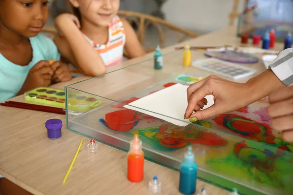 Female Teacher Little Children Marbling Paper Workshop Ebru Closeup — Stock Photo, Image