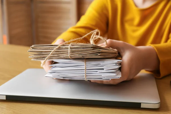 Femme Tenant Des Lettres Attachées Sur Table Avec Ordinateur Portable — Photo