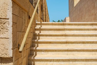 Kentte parmaklıklı taş basamakların görüntüsü