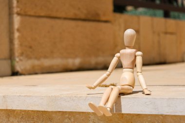 Tahta manken dışarıda, yakın mesafede.