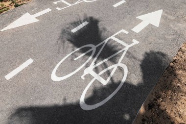 Şehirdeki yolda bisiklet tabelaları