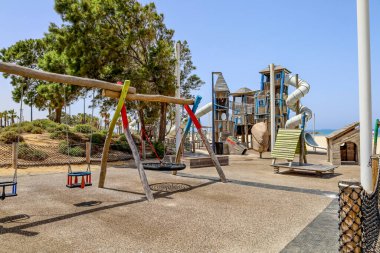 Deniz kenarındaki oyun parkındaki çocuk kompleksinin görüntüsü