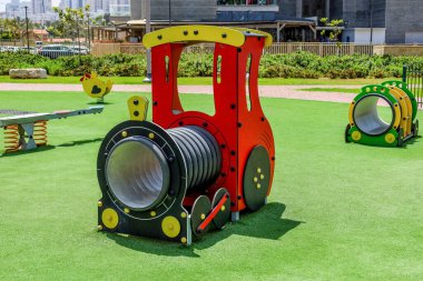 Oyuncak trenli çocuk parkı manzarası