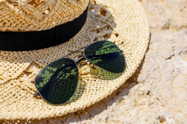 Güneş gözlüklü güzel şapka, yakın plan.