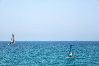 Denizdeki modern yatların manzarası