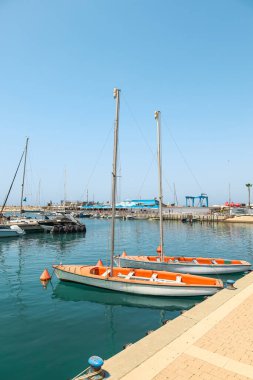 Rıhtımdaki güzel yatların manzarası