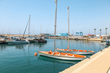 Rıhtımdaki güzel yatların manzarası