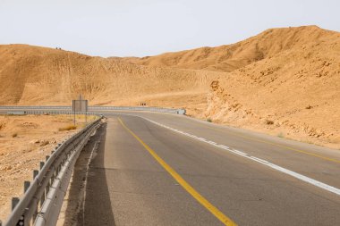 Çöldeki karayolu manzarası