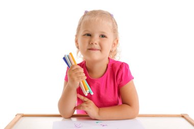 Beyaz arka planda keçeli kalemleri olan sevimli küçük bir kız.