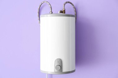 Leylak duvarında modern elektrikli kazan