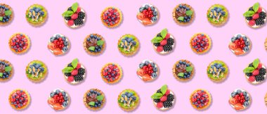 Renkli meyveli ve dutlu farklı tatlılar. Tasarım için desen