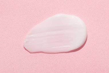 Pembe arka planda nemlendirici krem kokusu