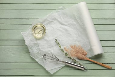 Yeşil ahşap arka planda çırpılmış kağıt ve malzemeler