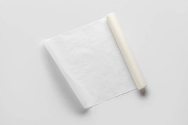 Beyaz arkaplanda fırın kağıdı rulosu