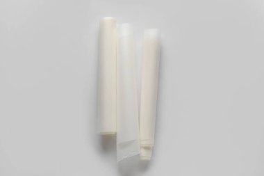 Beyaz arkaplanda fırın kağıdı ruloları