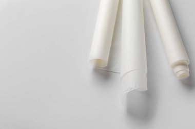 Beyaz arkaplanda fırın kağıdı ruloları