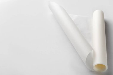 Beyaz arkaplanda fırın kağıdı rulosu