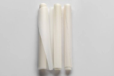 Beyaz arkaplanda fırın kağıdı ruloları