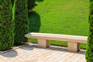 Güneşli bir günde parkta mermer bir bank