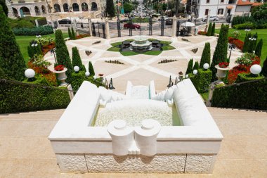 Güneşli bir günde parkta çeşmeli merdivenler